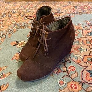 TOMS size 8M burgundy wedge shoes
